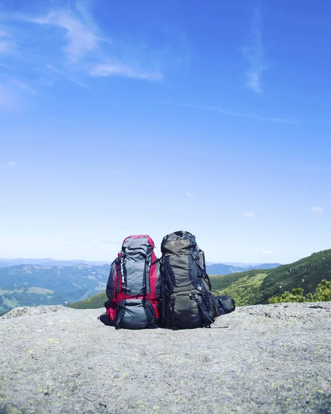 Sommerwandern. Sommerwandern in den Bergen mit Rucksack und Zelt. — Stockfoto