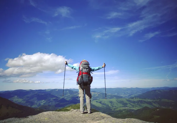 Senderismo de verano.Senderismo de verano en las montañas con una mochila y una tienda . — Foto de Stock