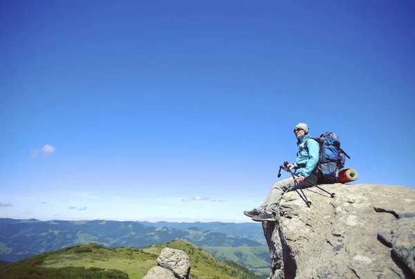 Senderismo de verano.Senderismo de verano en las montañas con una mochila y una tienda . — Foto de Stock