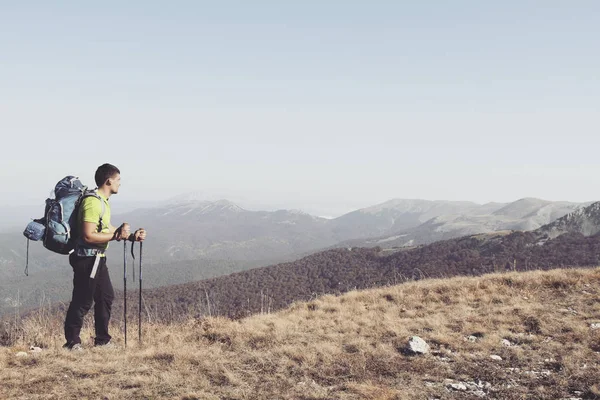 Senderismo de verano.Senderismo de verano en las montañas con una mochila y una tienda . — Foto de Stock