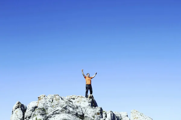 Hiking yaz. Hiking Çadır bir sırt çantası ile dağlarda yaz. — Stok fotoğraf