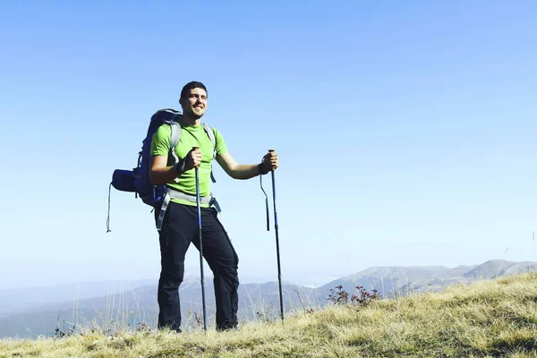 Zomer wandelen. Zomer van wandelen in de bergen met een rugzak en tent. — Stockfoto