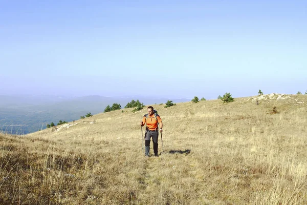 Hiking yaz. Hiking Çadır bir sırt çantası ile dağlarda yaz. — Stok fotoğraf