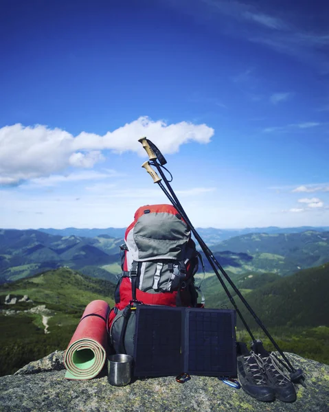 Senderismo de verano.Senderismo de verano en las montañas con una mochila y una tienda . — Foto de Stock