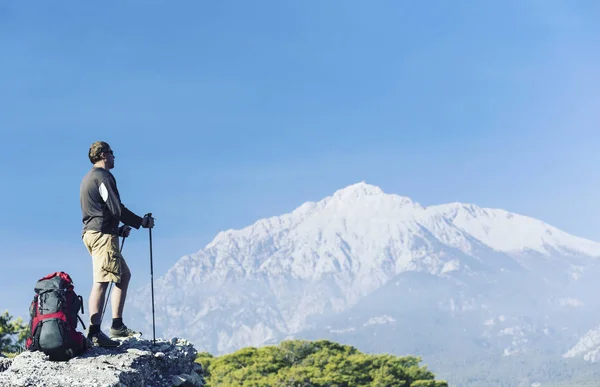 Senderismo de verano.Senderismo de verano en las montañas con una mochila y una tienda . — Foto de Stock