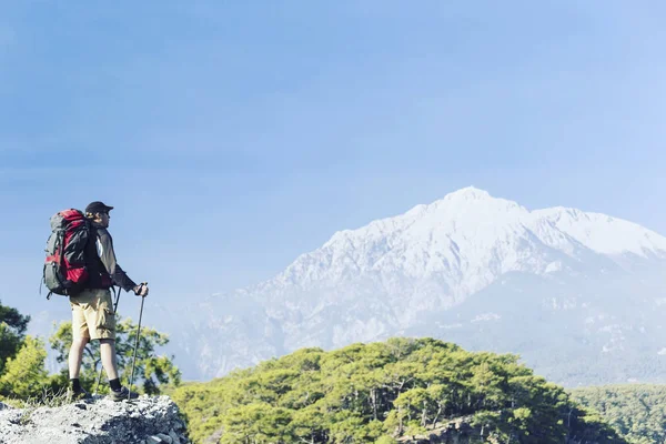 Senderismo de verano.Senderismo de verano en las montañas con una mochila y una tienda . — Foto de Stock