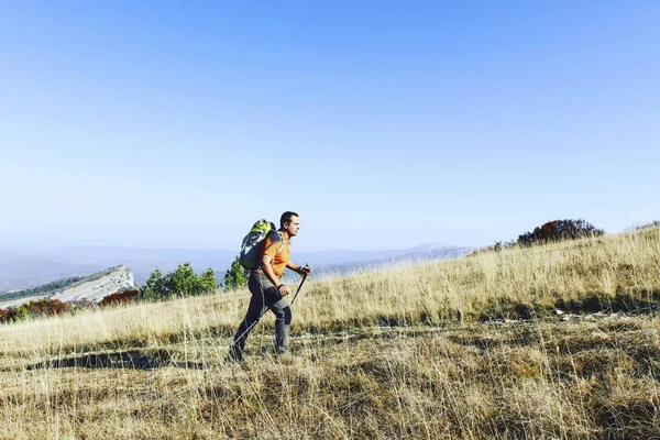 Zomer wandelen. Zomer van wandelen in de bergen met een rugzak en tent. — Stockfoto