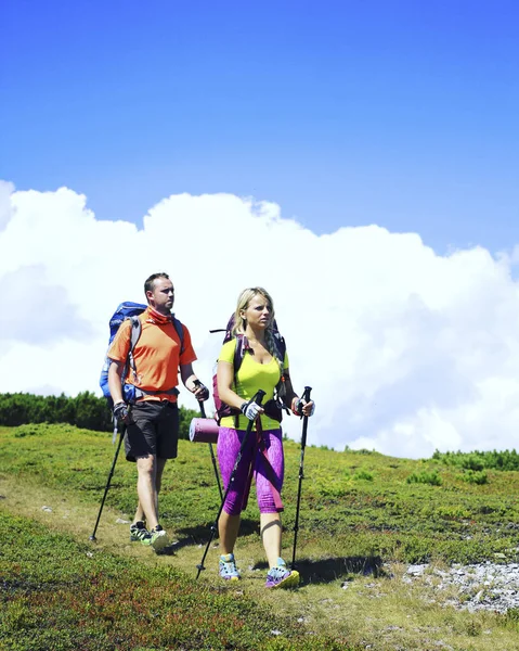 Zomer van wandelen in de bergen met een rugzak en tent. — Stockfoto