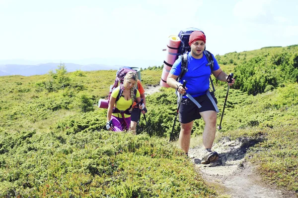 Hiking yaz. Hiking Çadır bir sırt çantası ile dağlarda yaz. — Stok fotoğraf