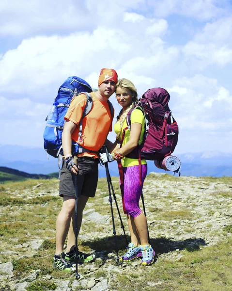 Zomer van wandelen in de bergen met een rugzak en tent. — Stockfoto