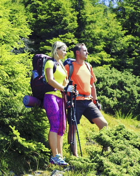 Letní turistika v horách s batohem a stan. — Stock fotografie