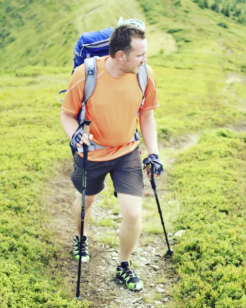 Hiking yaz. Hiking Çadır bir sırt çantası ile dağlarda yaz. — Stok fotoğraf