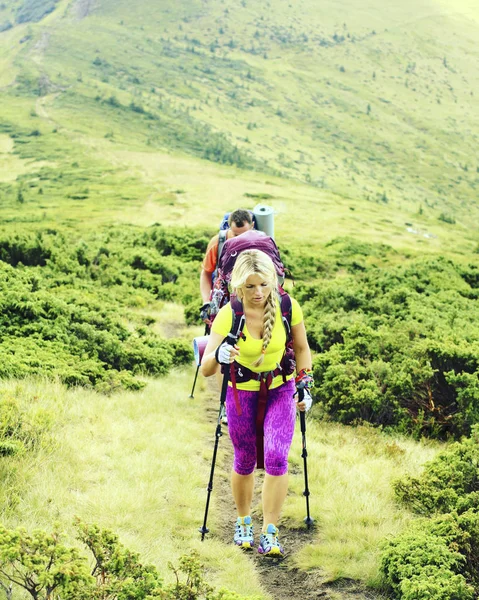 Summer hiking.Summer hiking in the mountains with a backpack and tent. — Stock Photo, Image