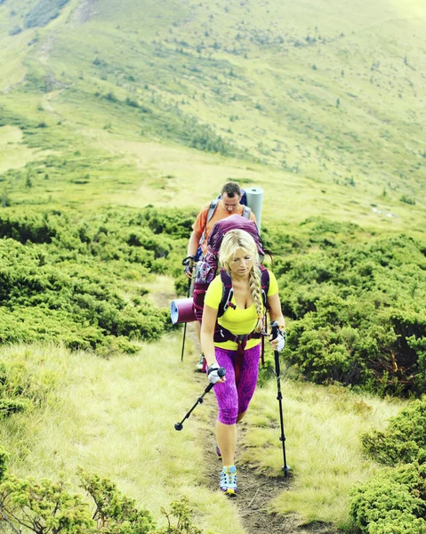 Summer hiking.Summer hiking in the mountains with a backpack and tent. — Stock Photo, Image