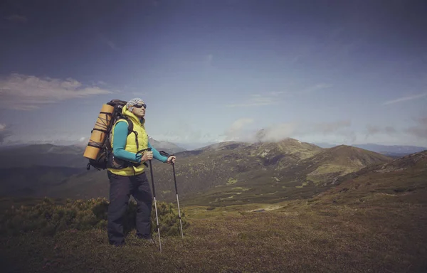 Caminhadas de verão.Caminhadas de verão nas montanhas com mochila e tenda . — Fotografia de Stock