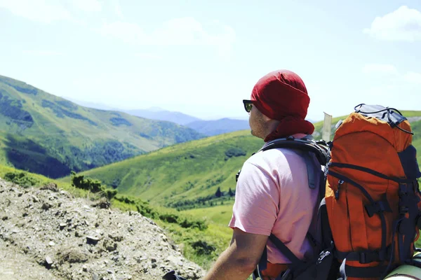 Escursioni estive Escursioni estive in montagna con zaino e tenda . — Foto Stock