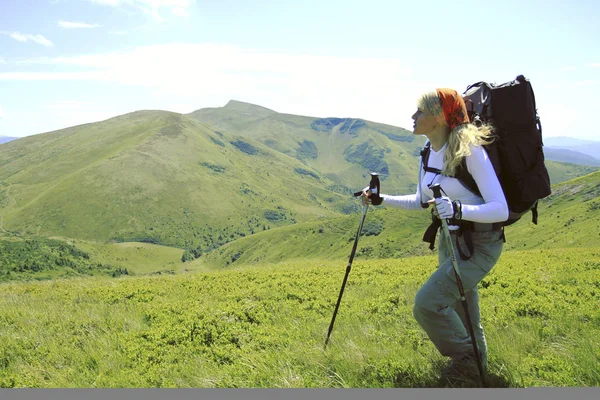 Summer hiking.Summer hiking in the mountains with a backpack and tent. — Stock Photo, Image