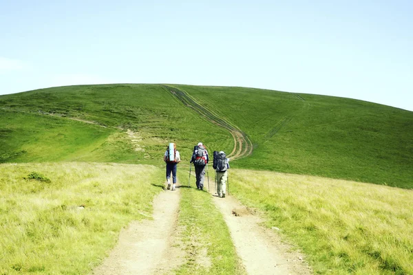 Summer hiking.Summer hiking in the mountains with a backpack and tent. — Stock Photo, Image