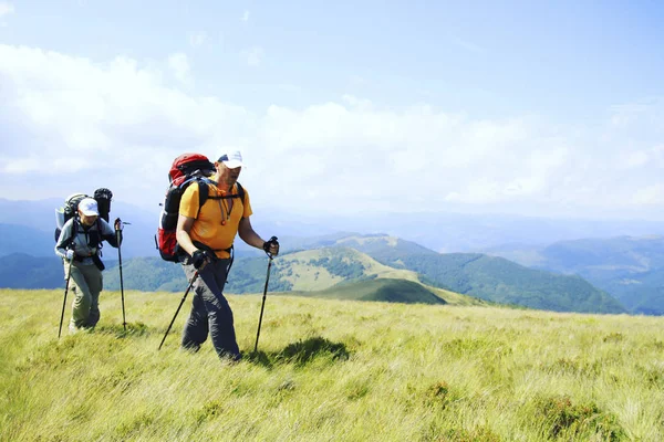 Zomer wandelen. Zomer van wandelen in de bergen met een rugzak en tent. — Stockfoto