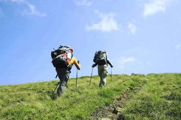 Летний поход. Летний поход в горы с рюкзаком и палаткой . — стоковое фото