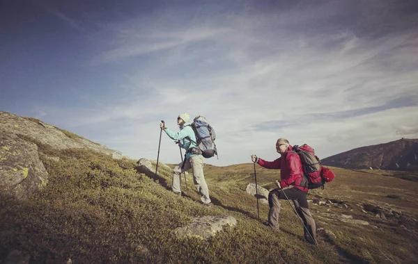 Zomer wandelen. Zomer van wandelen in de bergen met een rugzak en tent. — Stockfoto