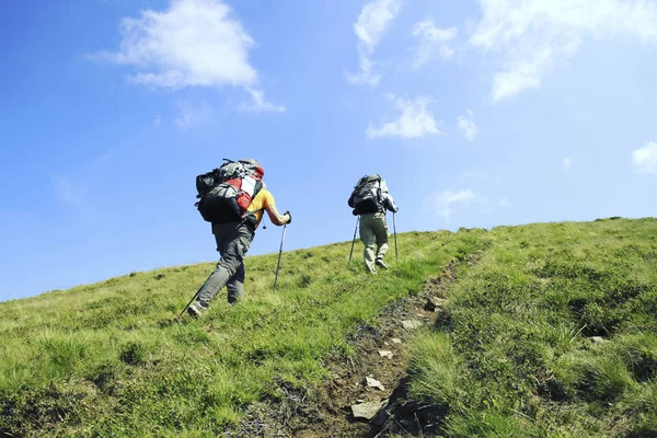 Nyáron a túrázás. Nyári túrázás a hegyekben, a hátizsák és sátor. — Stock Fotó