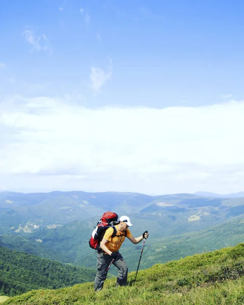 Zomer wandelen. Zomer van wandelen in de bergen met een rugzak en tent. — Stockfoto