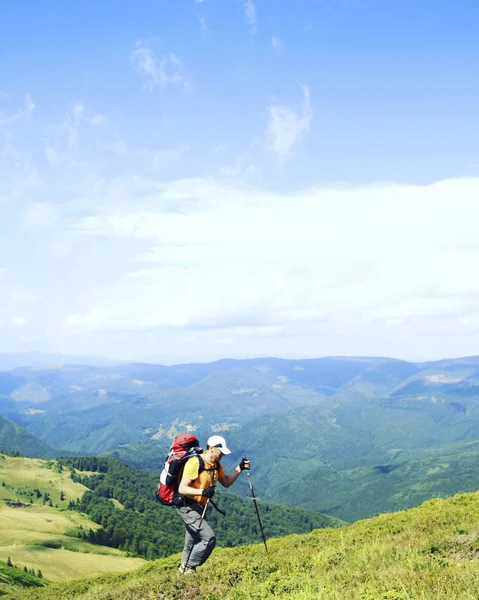 Πεζοπορία το καλοκαίρι. Πεζοπορία στο βουνό με ένα σακίδιο και σκηνή το καλοκαίρι. — Φωτογραφία Αρχείου