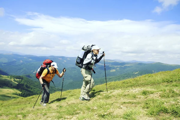 Летний поход. Летний поход в горы с рюкзаком и палаткой . — стоковое фото