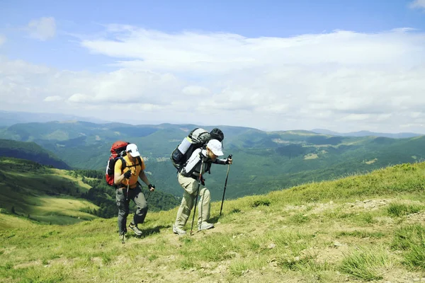 Randonnée estivale Randonnée estivale en montagne avec sac à dos et tente . — Photo