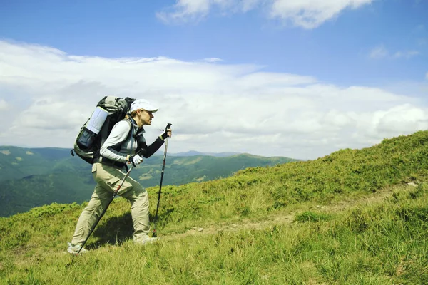 Zomer wandelen. Zomer van wandelen in de bergen met een rugzak en tent. — Stockfoto