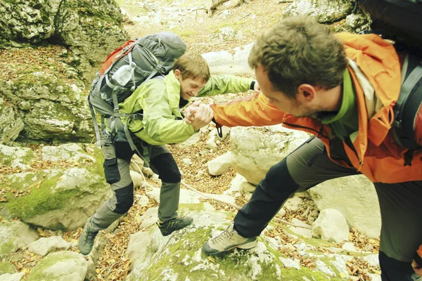 Hiking yaz. Hiking Çadır bir sırt çantası ile dağlarda yaz. — Stok fotoğraf
