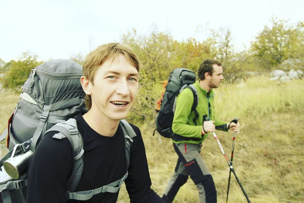 Sommar vandring. Sommar vandring i bergen med en ryggsäck och tält. — Stockfoto