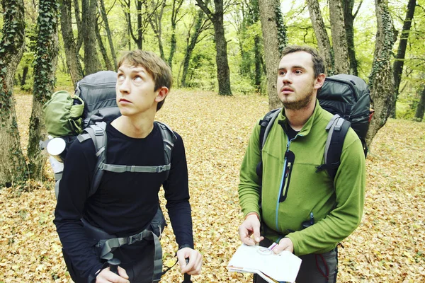 Hiking yaz. Hiking Çadır bir sırt çantası ile dağlarda yaz. — Stok fotoğraf