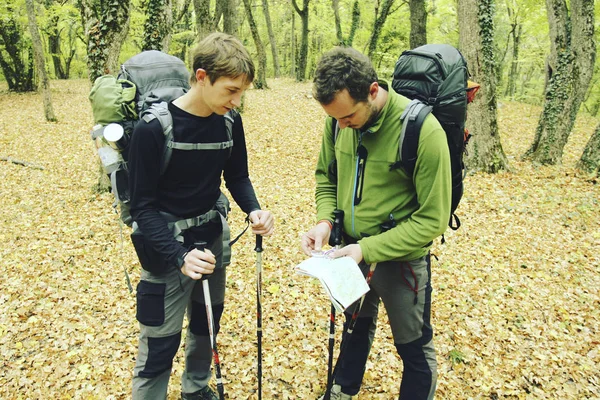 Zomer wandelen. Zomer van wandelen in de bergen met een rugzak en tent. — Stockfoto