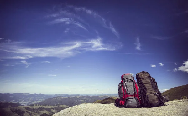 Caminhadas de verão.Caminhadas de verão nas montanhas com mochila e tenda . — Fotografia de Stock