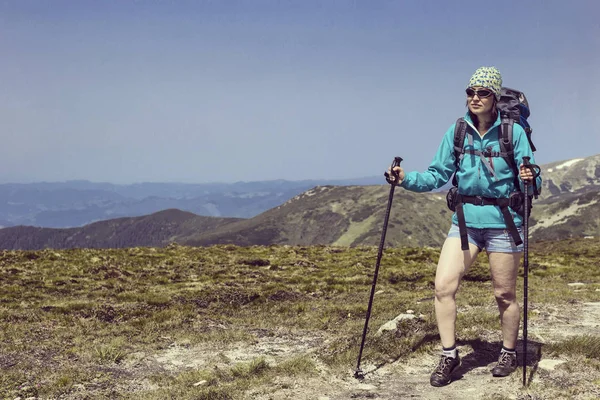 Senderismo de verano.Senderismo de verano en las montañas con una mochila y una tienda . —  Fotos de Stock