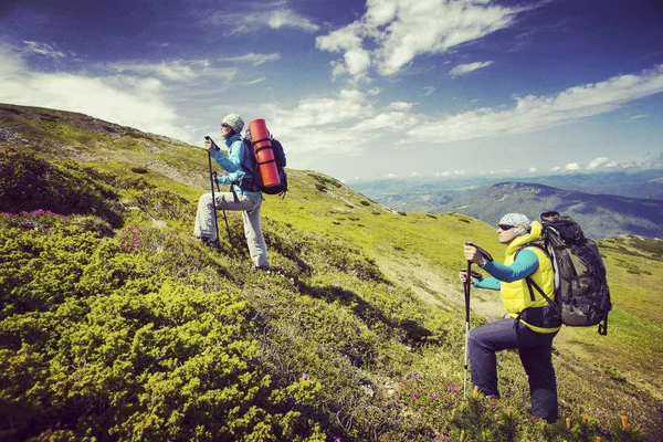 Zomer wandelen. Zomer van wandelen in de bergen met een rugzak en tent. — Stockfoto