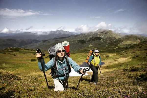 夏のハイキング。夏のバックパック、テントと山脈のハイキング. — ストック写真