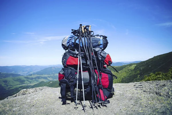 Caminhadas de verão.Caminhadas de verão nas montanhas com mochila e tenda . — Fotografia de Stock