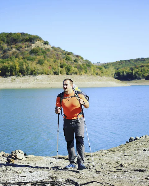 Summer hiking.Summer hiking in the mountains with a backpack and tent. — Stock Photo, Image