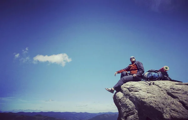 Senderismo de verano.Senderismo de verano en las montañas con una mochila y una tienda . —  Fotos de Stock