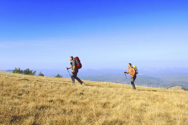 Summer hiking.Summer hiking in the mountains with a backpack and tent. — Stock Photo, Image