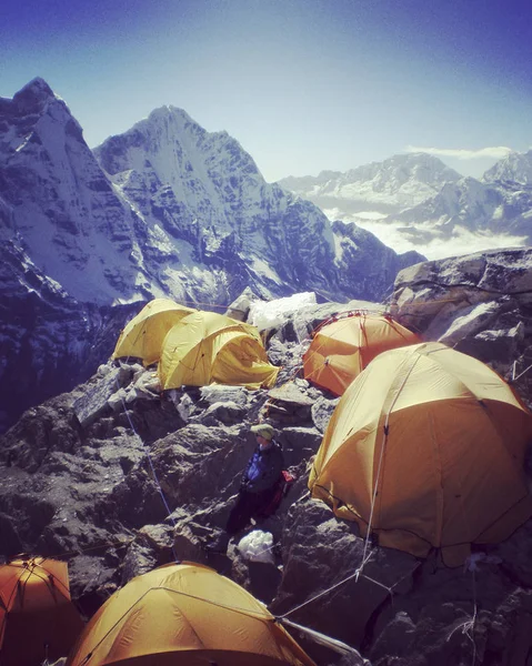 Escursioni estive Escursioni estive in montagna con zaino e tenda . — Foto Stock