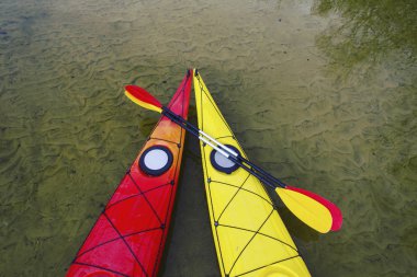 Bir çift Hilal Lake olimpik Park, ABD üzerinde Kayak.