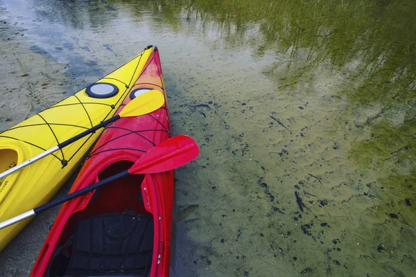 Un couple en kayak sur le lac Crescent dans le parc olympique, États-Unis . — Photo