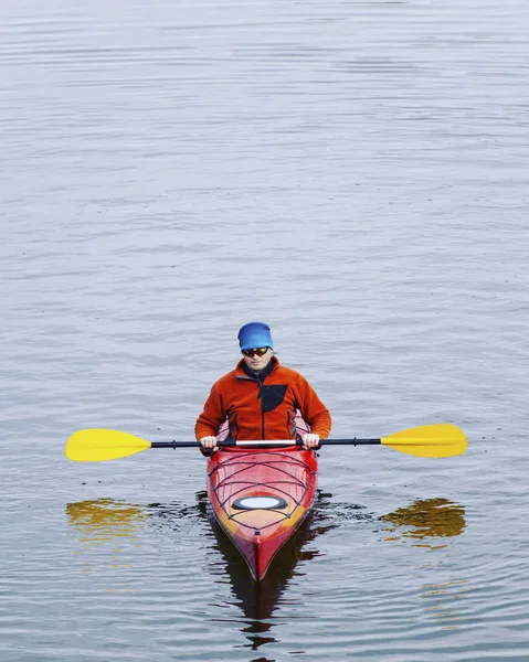 A couple kayaking on Crescent Lake in Olympic Park, USA — Stock Photo, Image