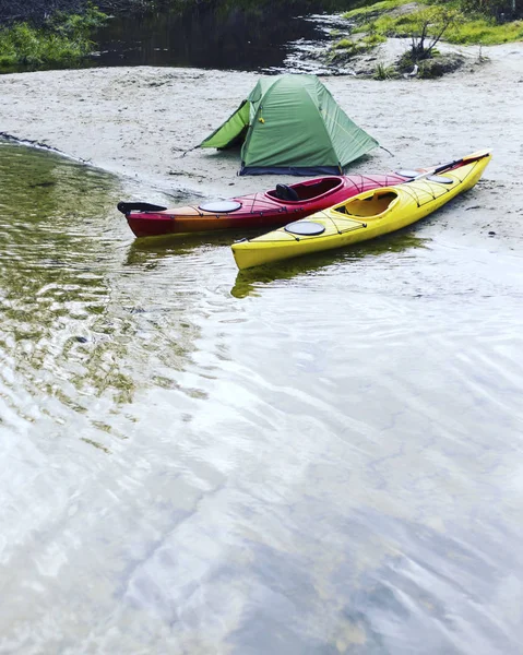 A couple kayaking on Crescent Lake in Olympic Park, USA. — Stock Photo, Image