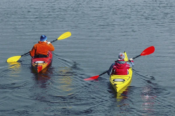 Un paio di kayak sul lago Crescent nel Parco Olimpico, USA — Foto Stock