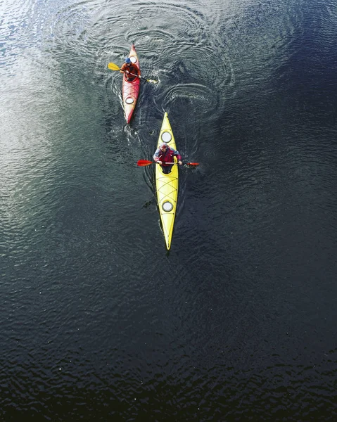 Un par de kayak en Crescent Lake en Olympic Park, EE.UU. — Foto de Stock